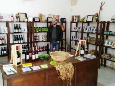 Ivano, uno dei soci della cooperativa, nella Bottega sapori e saperi della Legalit� che si trova nel centro storico di Mesagne